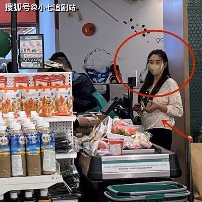 56歲王祖賢跟粉絲合影,皮膚凹凸不平神顏尤在,隱居生活超安逸