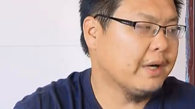 60歲老人因病離世,兒子不聞不問,只想與他的女友爭奪房產