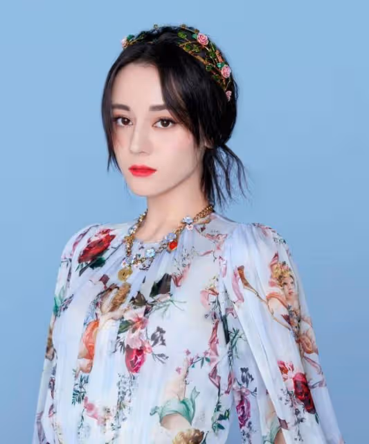 29歲迪麗熱巴復古風寫真,穿開衩格紋裙秀美腿,拿著氣球太有范了