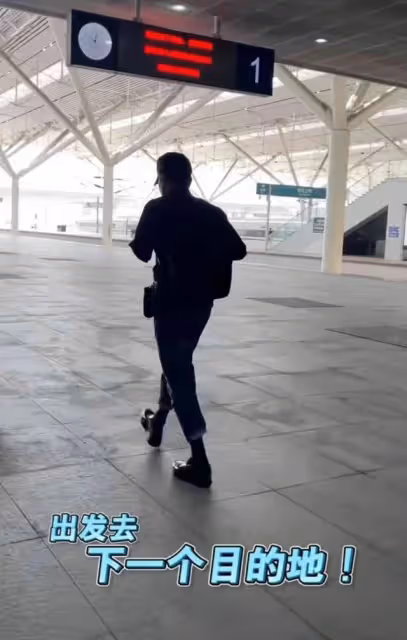 61歲劉德華獨自背包坐高鐵,打扮低調無人認出,舉止接地氣被網友點贊