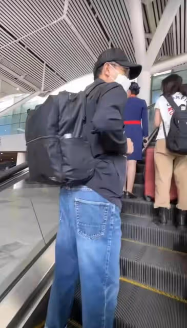 61歲劉德華獨自背包坐高鐵,打扮低調無人認出,舉止接地氣被網友點贊