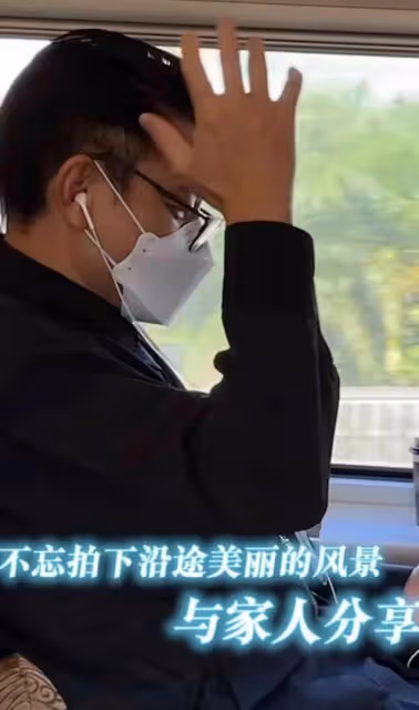61歲劉德華獨自背包坐高鐵,打扮低調無人認出,舉止接地氣被網友點贊
