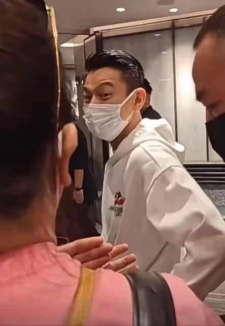 61歲劉德華獨自背包坐高鐵,打扮低調無人認出,舉止接地氣被網友點贊