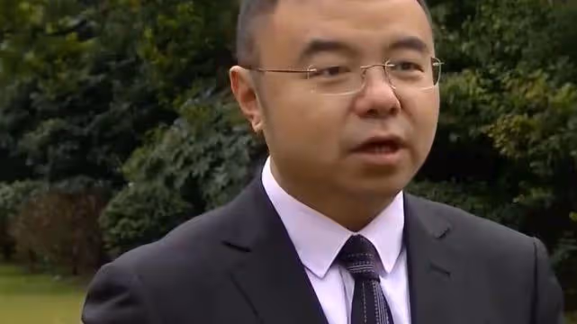 女婿和女兒爭奪父母的財產,拿椅子砸母親,用刀嚇唬父親