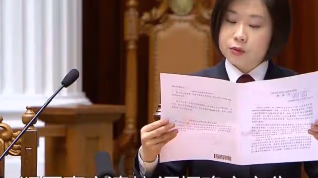 女婿和女兒爭奪父母的財產,拿椅子砸母親,用刀嚇唬父親