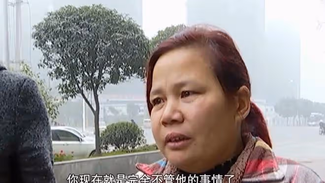 女子帶著兒子流浪17年,被兩任丈夫拋棄後,不願給兒子看病