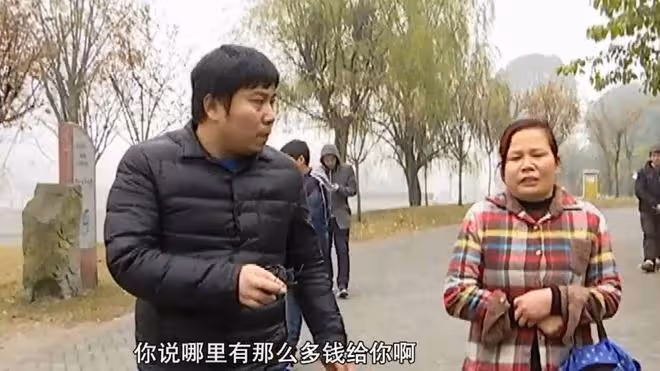 女子帶著兒子流浪17年,被兩任丈夫拋棄後,不願給兒子看病