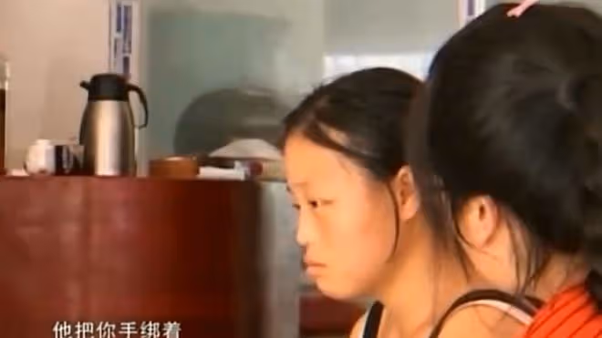 52歲男子頻繁家暴,18歲妻子毆打親生女兒,母親:她是一個可憐人