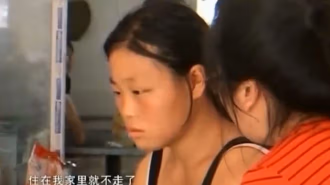52歲男子頻繁家暴,18歲妻子毆打親生女兒,母親:她是一個可憐人