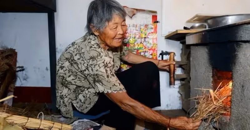 五一兒子回家，半夜偷聽到兒媳房間的動靜，婆婆感動落淚