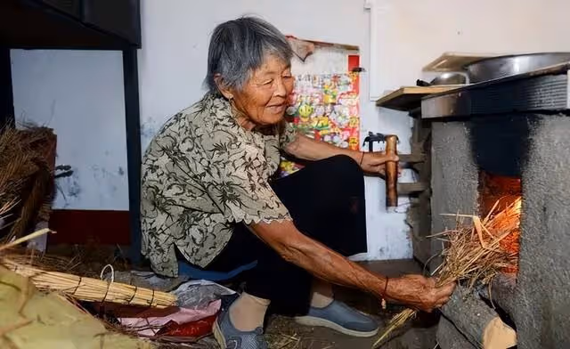 五一兒子回家,半夜偷聽到兒媳房間的動靜,婆婆感動落淚