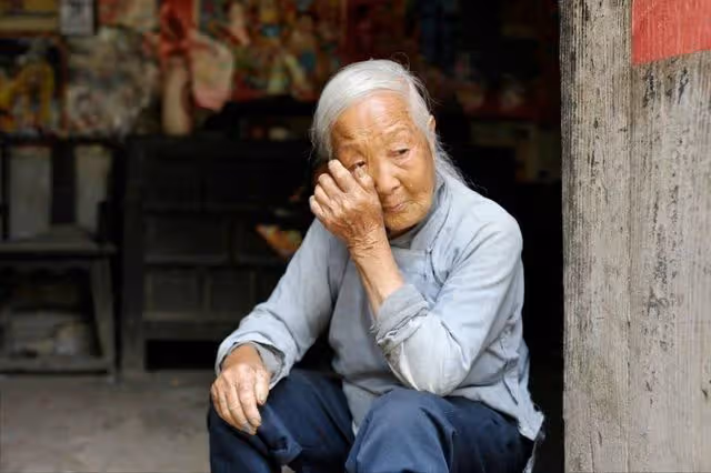 五一兒子回家,半夜偷聽到兒媳房間的動靜,婆婆感動落淚