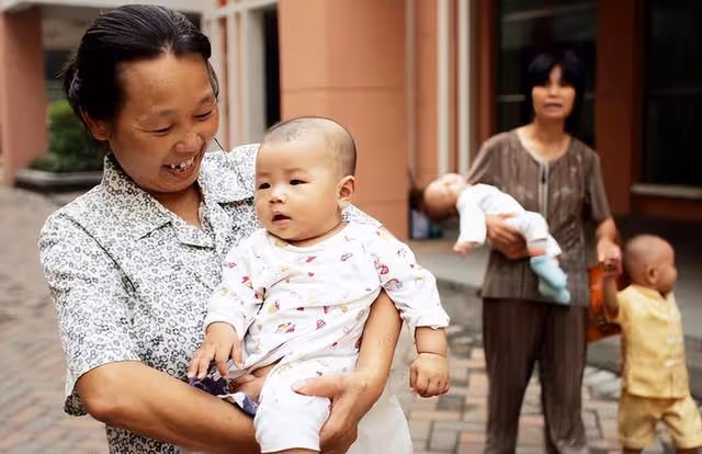 五一兒子回家,半夜偷聽到兒媳房間的動靜,婆婆感動落淚