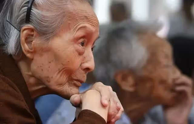 五一兒子回家,半夜偷聽到兒媳房間的動靜,婆婆感動落淚