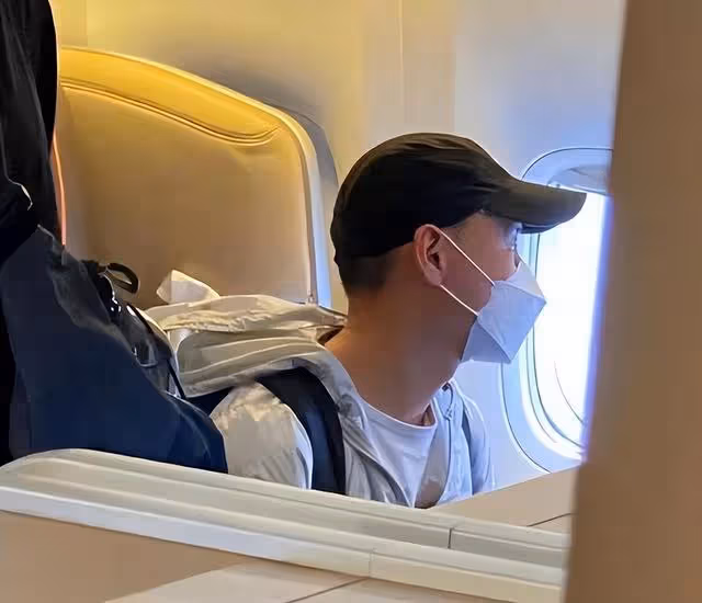 張學友演唱會後經濟艙返港,不帶保鏢樸素如路人