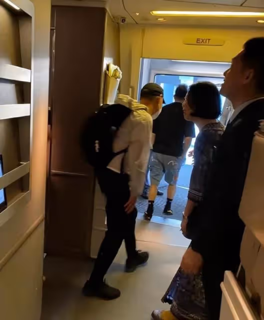 張學友演唱會後經濟艙返港,不帶保鏢樸素如路人