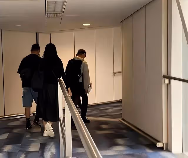張學友演唱會後經濟艙返港,不帶保鏢樸素如路人