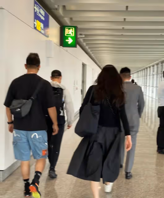 張學友演唱會後經濟艙返港,不帶保鏢樸素如路人