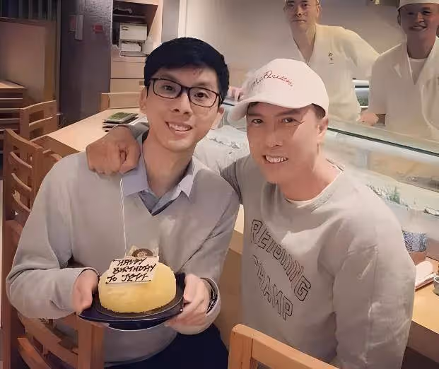 浪漫還是圈錢?59歲甄子丹國外補辦婚禮,大兒子未到場祝福引質疑