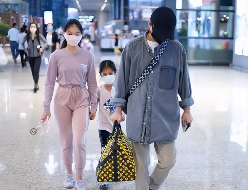 單親爸爸帶孩子現身，文章和女像情侶謝霆鋒跟兒子像兄弟