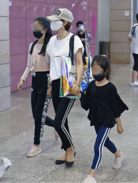 單親爸爸帶孩子現身，文章和女像情侶謝霆鋒跟兒子像兄弟