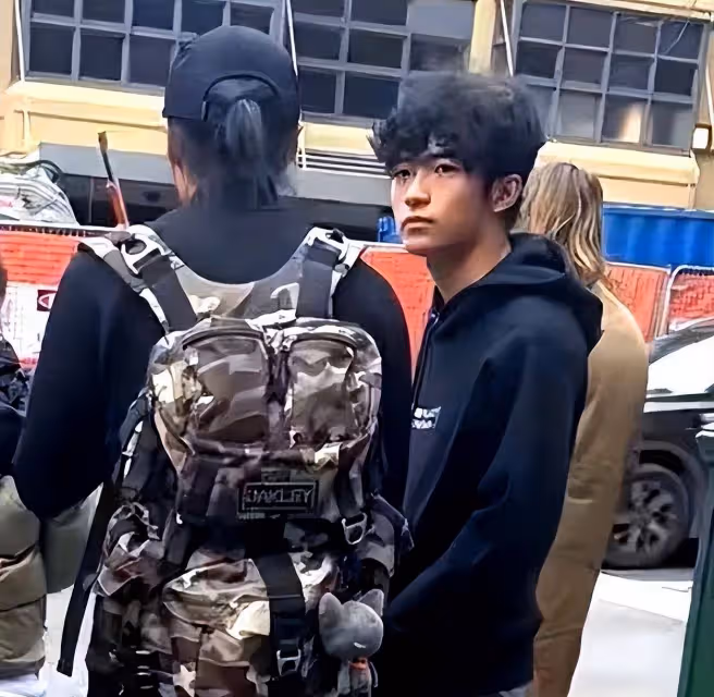 單親爸爸帶孩子現身,文章和女像情侶謝霆鋒跟兒子像兄弟