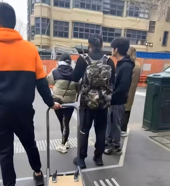 單親爸爸帶孩子現身,文章和女像情侶謝霆鋒跟兒子像兄弟