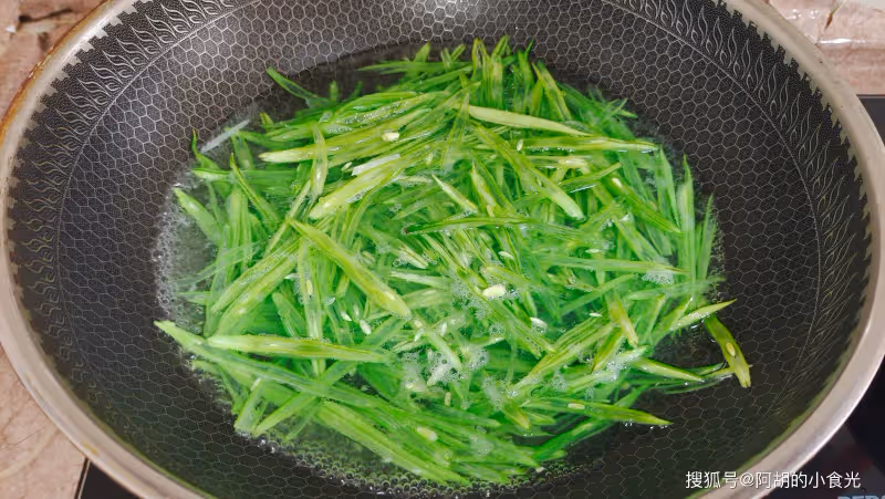 土豆和它絕配,以前咋沒想到!隨手炒一盤,能補鉀、能解饞,配3碗飯津津有味