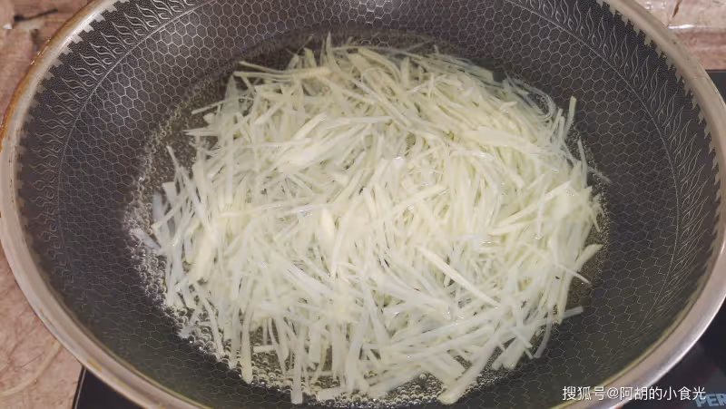 土豆和它絕配,以前咋沒想到!隨手炒一盤,能補鉀、能解饞,配3碗飯津津有味