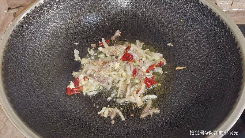 土豆和它絕配,以前咋沒想到!隨手炒一盤,能補鉀、能解饞,配3碗飯津津有味