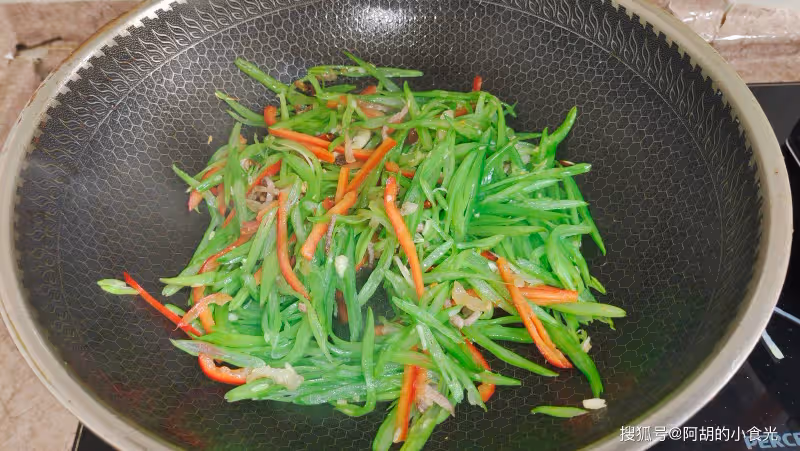 土豆和它絕配,以前咋沒想到!隨手炒一盤,能補鉀、能解饞,配3碗飯津津有味