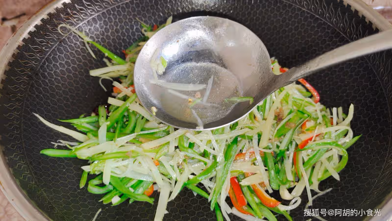土豆和它絕配,以前咋沒想到!隨手炒一盤,能補鉀、能解饞,配3碗飯津津有味