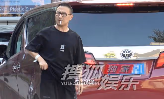 汪峰到醫院做檢查,手腕上綁著住院帶, 全程眉頭緊鎖與友人熱聊