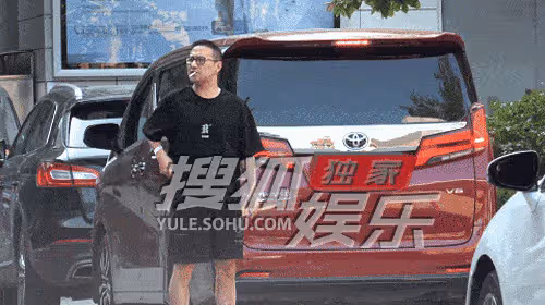 汪峰到醫院做檢查,手腕上綁著住院帶, 全程眉頭緊鎖與友人熱聊