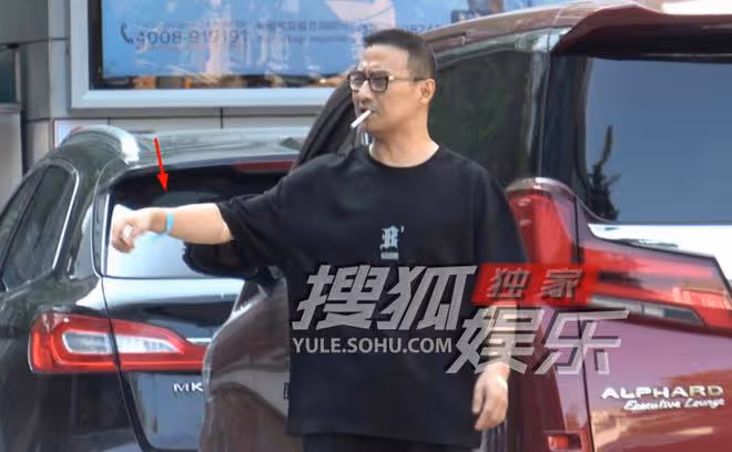 汪峰到醫院做檢查,手腕上綁著住院帶, 全程眉頭緊鎖與友人熱聊