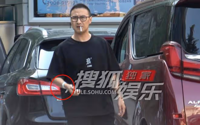 汪峰到醫院做檢查,手腕上綁著住院帶, 全程眉頭緊鎖與友人熱聊