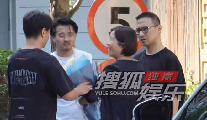 汪峰到醫院做檢查,手腕上綁著住院帶, 全程眉頭緊鎖與友人熱聊
