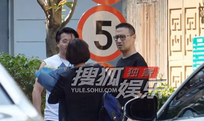 汪峰到醫院做檢查,手腕上綁著住院帶, 全程眉頭緊鎖與友人熱聊