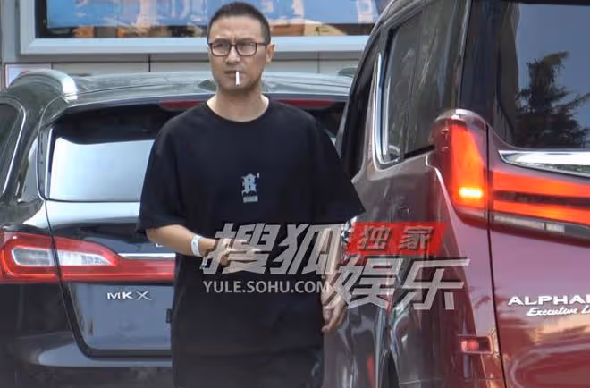 汪峰到醫院做檢查,手腕上綁著住院帶, 全程眉頭緊鎖與友人熱聊