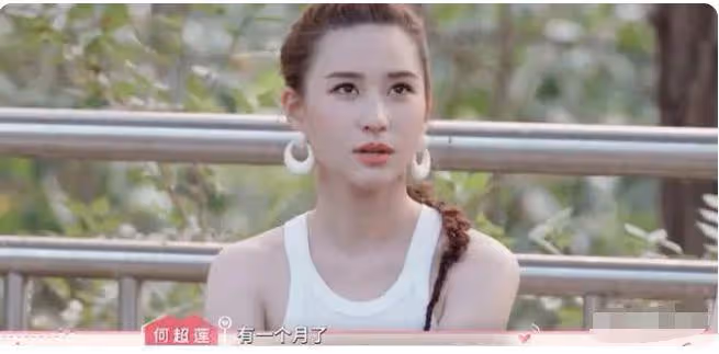 何超蓮成都探班竇驍，男方酒店辦理入住，身材高大背影帥氣