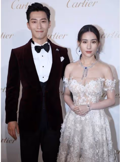 何超蓮成都探班竇驍，男方酒店辦理入住，身材高大背影帥氣