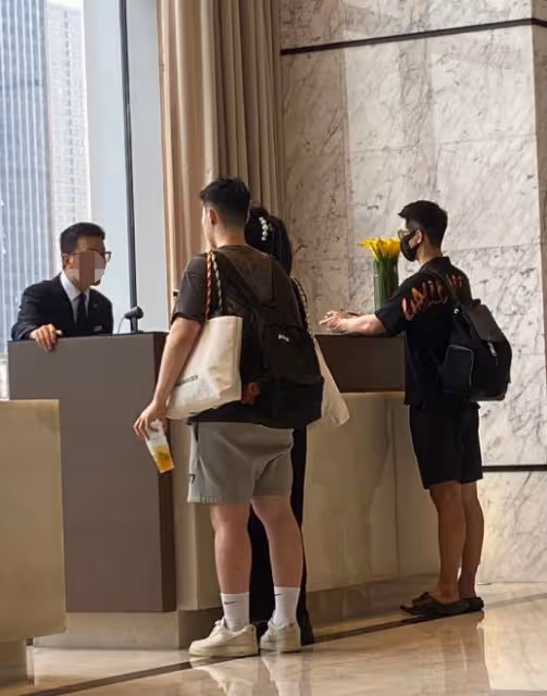 何超蓮成都探班竇驍，男方酒店辦理入住，身材高大背影帥氣