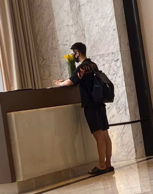 何超蓮成都探班竇驍，男方酒店辦理入住，身材高大背影帥氣