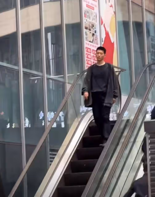 何超蓮成都探班竇驍,男方酒店辦理入住,身材高大背影帥氣