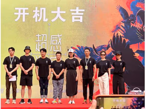 何超蓮成都探班竇驍,男方酒店辦理入住,身材高大背影帥氣