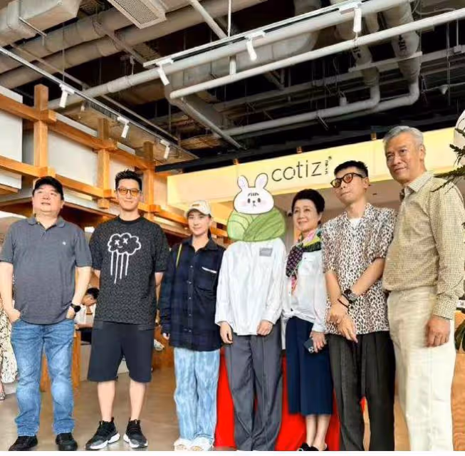 何超蓮成都探班竇驍,男方酒店辦理入住,身材高大背影帥氣