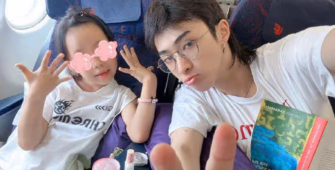 哈利泰國拍攝女裝寫真,伊能靜大方支持兒子,還幫忙安排攝影師
