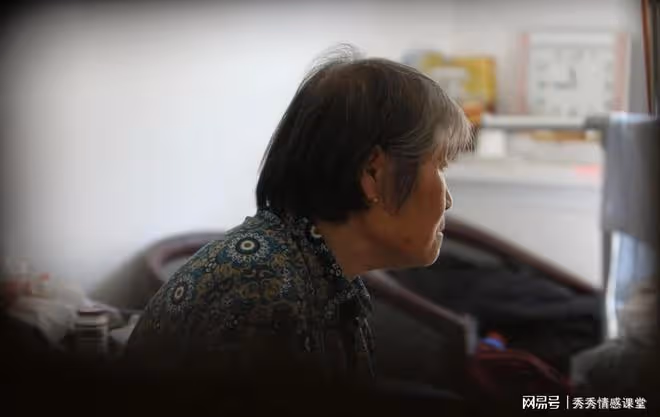 兒童節她偷偷塞給孫子1000元,女婿生氣:吃裡扒外就別住我家