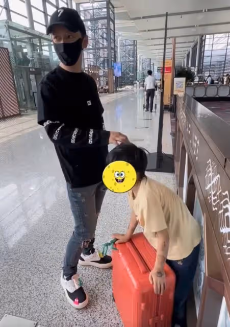 黃曉明帶兒子出遊,小海綿摔倒五官像媽媽,細節引網友吐槽baby