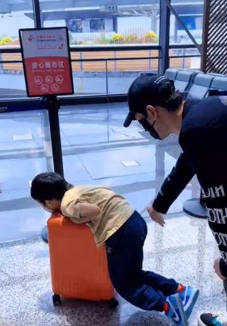黃曉明帶兒子出遊,小海綿摔倒五官像媽媽,細節引網友吐槽baby